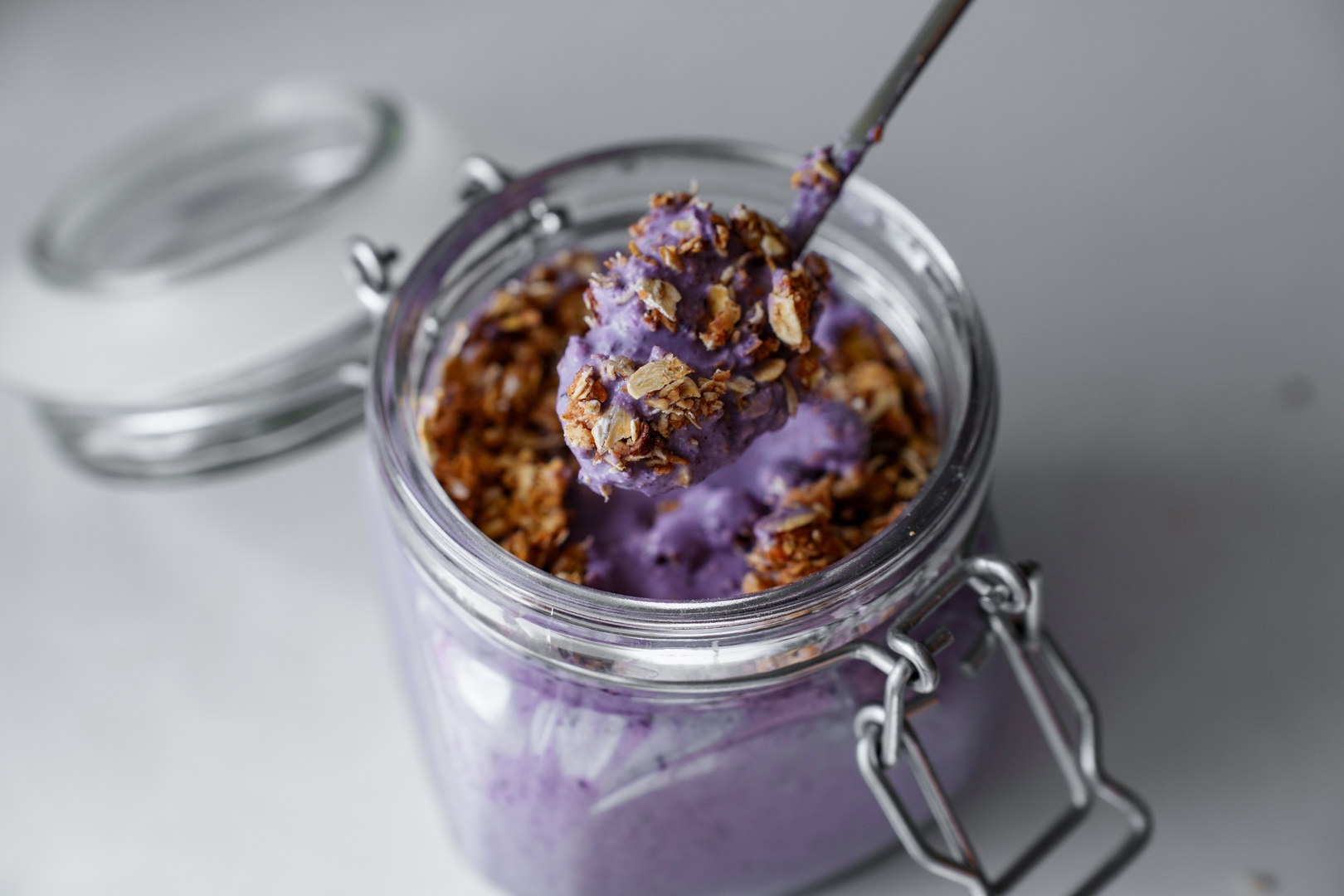 Черничный пудинг с гранолой