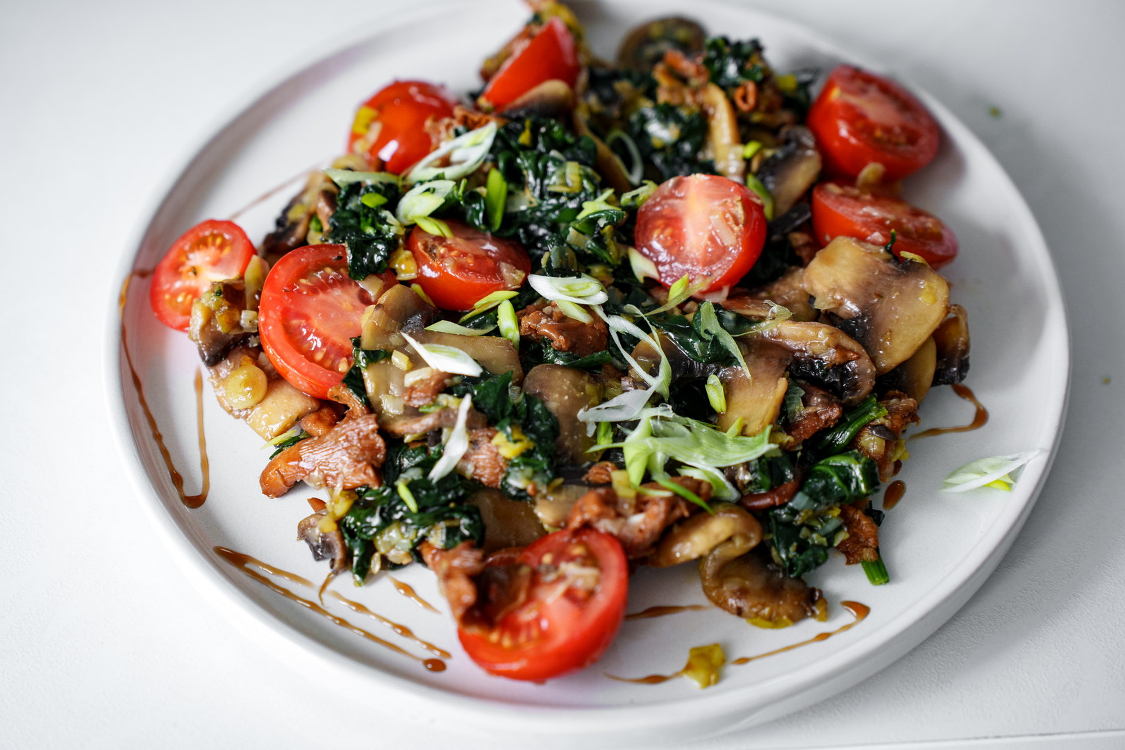 Грибы со шпинатом и томатами черри