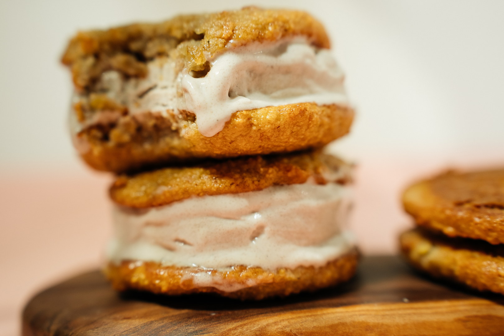 Мороженое-сэндвич с бананом и ореховым печеньем