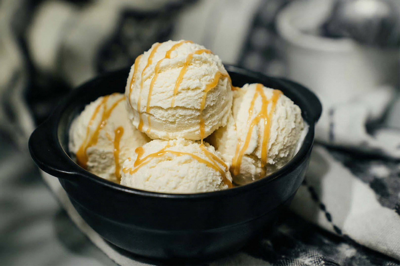 Ванильное мороженое с соленой карамелью